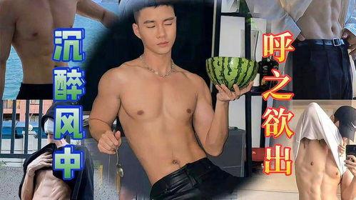 花臂男网红吃瓜,趣味横生引网友热议